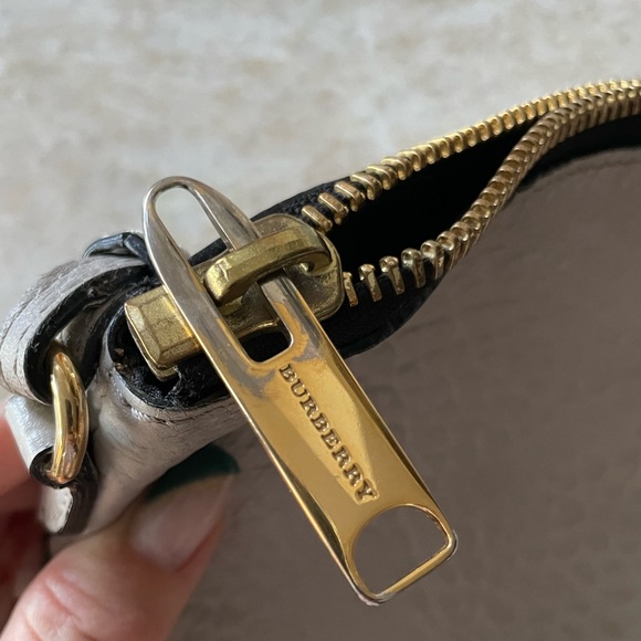 ⭐️BURBERRY Chichester Leather Embossed Crossbody⭐️ - Picture 7 of 13